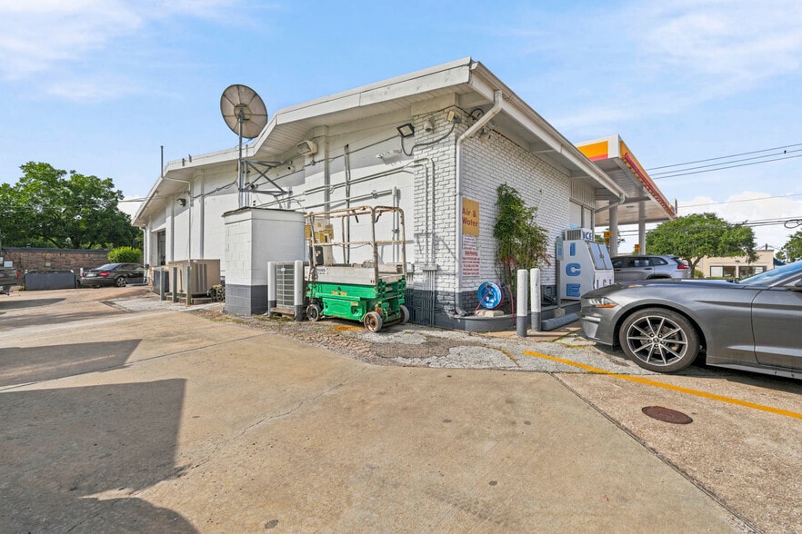 More Photos Of 101 S Friendswood Dr, Friendswood General Retail For Sale