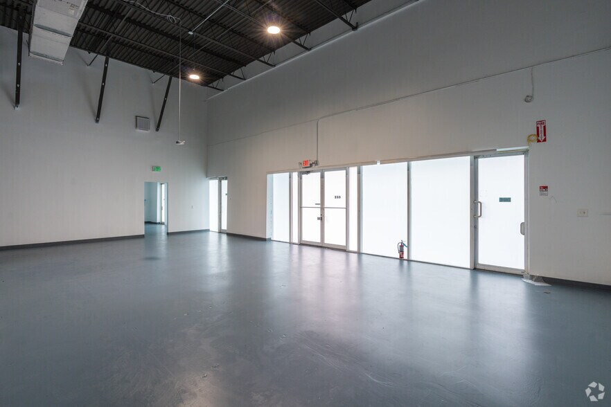 More Photos Of 900 Park Centre Blvd, Miami Gardens Showroom For Lease
