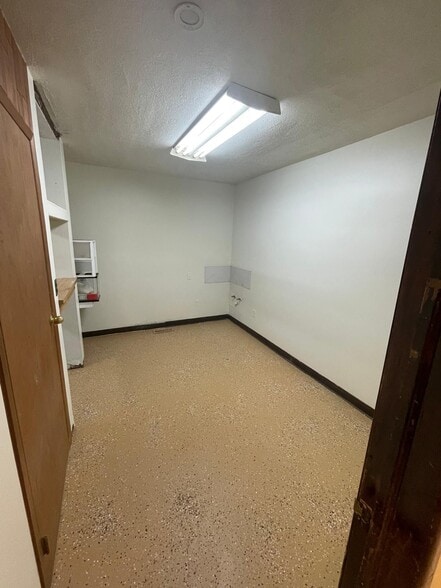 More Photos Of 26684 Grand River Ave, Redford Veterinarian Kennel For Sale