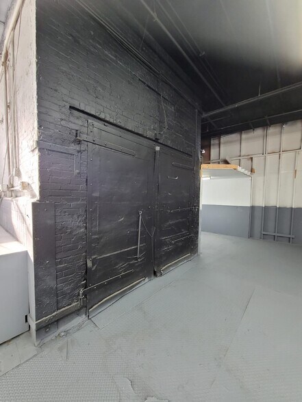 More Photos Of 830 Barry St, Bronx Warehouse For Lease