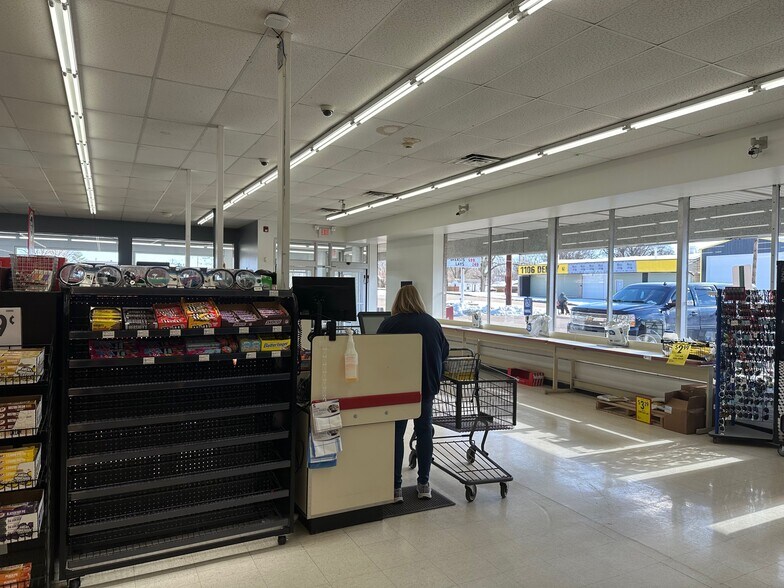 More Photos Of 1001-1105 Derby St, Pekin Unknown For Lease