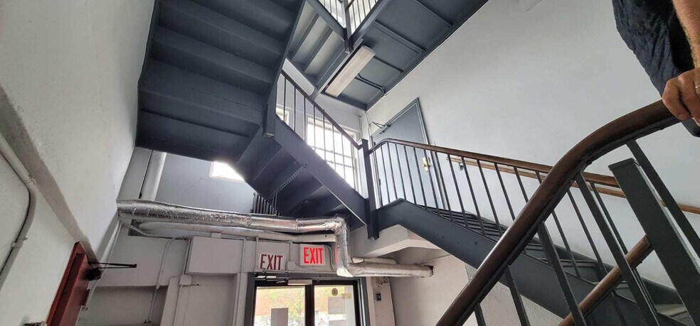 More Photos Of 4947 31st St, Long Island City Warehouse For Lease