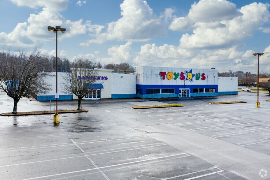 Primary Photo Of 1910 N Roan St, Johnson City Freestanding For Lease