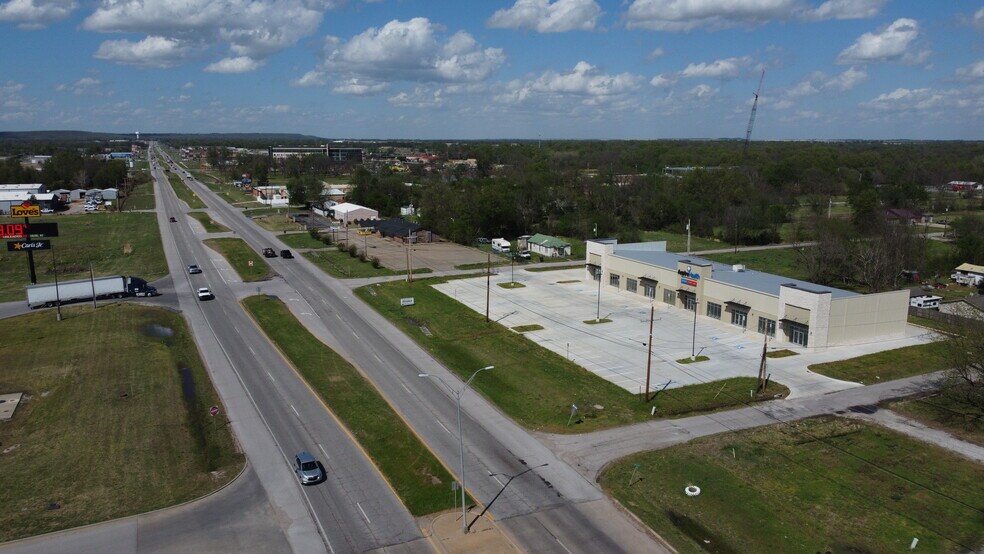 More Photos Of 900 Meriweather St, Okmulgee Freestanding For Lease