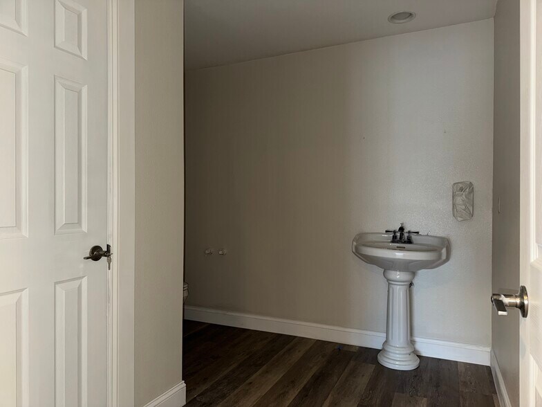 More Photos Of 719 E 141st St, Glenpool Storefront Retail Office For Lease