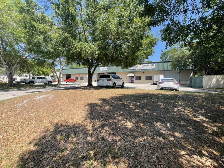 More Photos Of 550 Kane Ct, Oviedo Warehouse For Lease