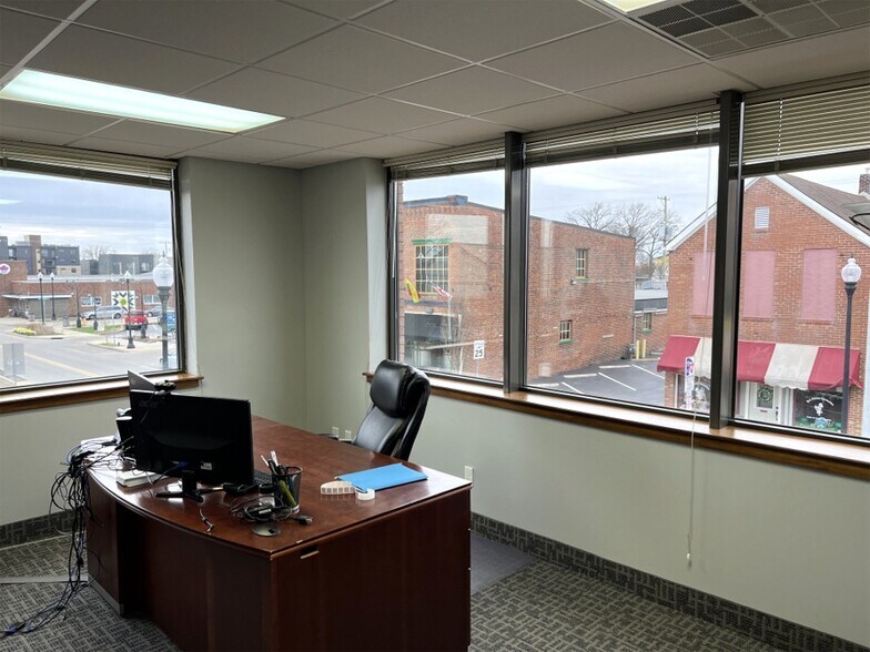 More Photos Of 417-423 N Main St, Evansville Office For Lease