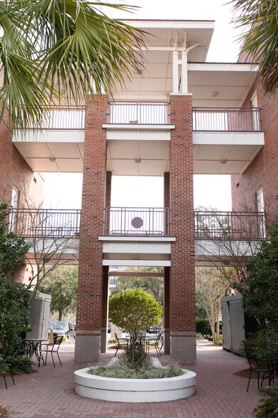 More Photos Of 245 Seven Farms Dr, Daniel Island Office For Lease