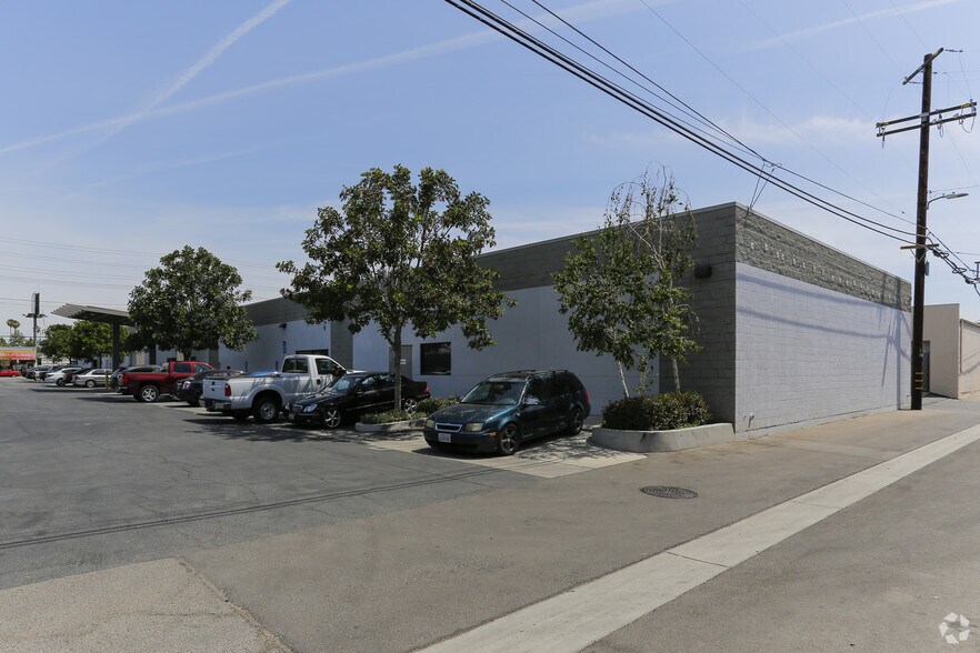 More Photos Of 14806-14812 Oxnard St, Van Nuys Warehouse For Lease