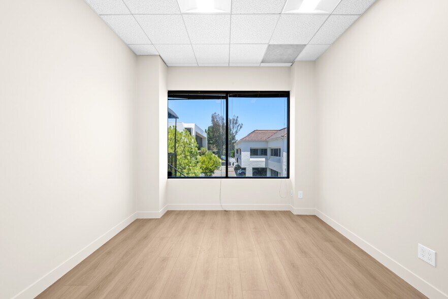 More Photos Of 24011 Ventura Blvd, Calabasas Medical For Lease