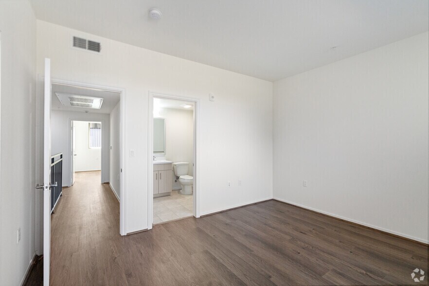 More Photos Of 6838-6874 Northbank Dr, Ventura Apartments For Lease