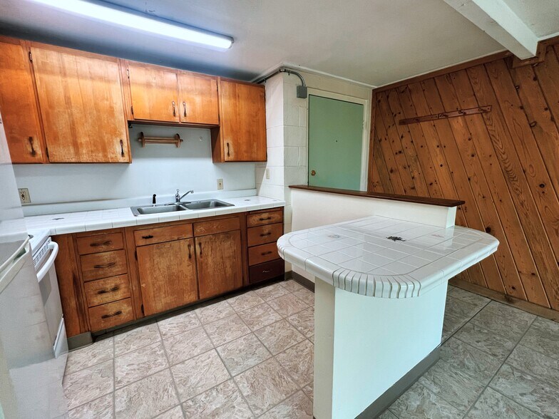 More Photos Of 2204 W Northern Lights Blvd, Anchorage Apartments For Sale