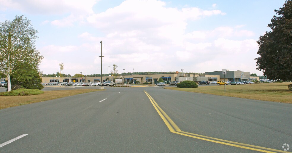 More Photos Of 383 Middle St, Bristol Warehouse For Lease