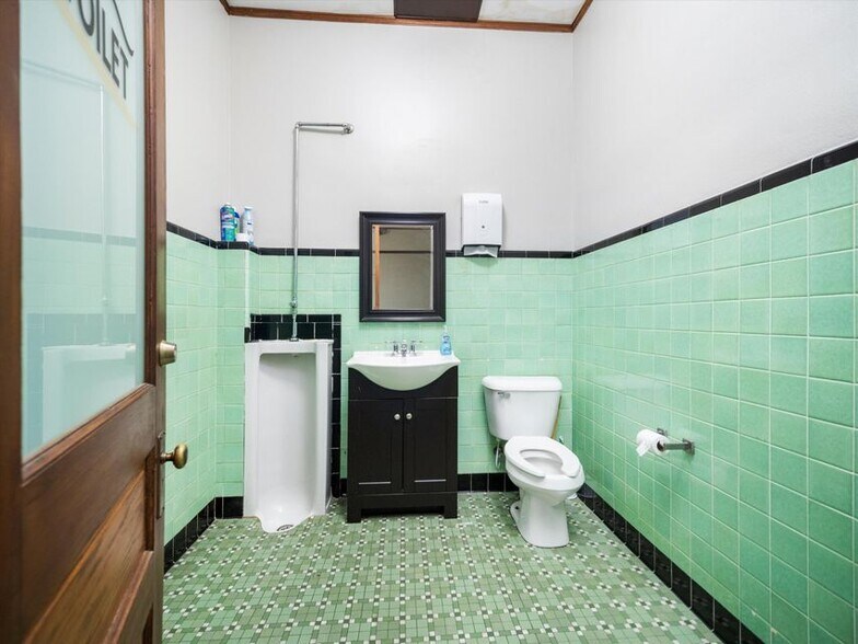 More Photos Of 921-931 8th St, Manitowoc Office For Lease