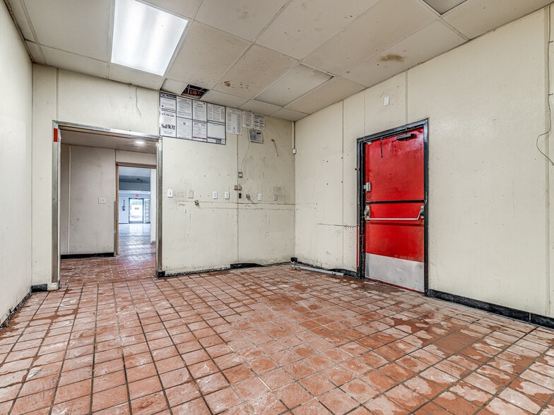 More Photos Of 741 NW 12th St, Moore Restaurant For Lease