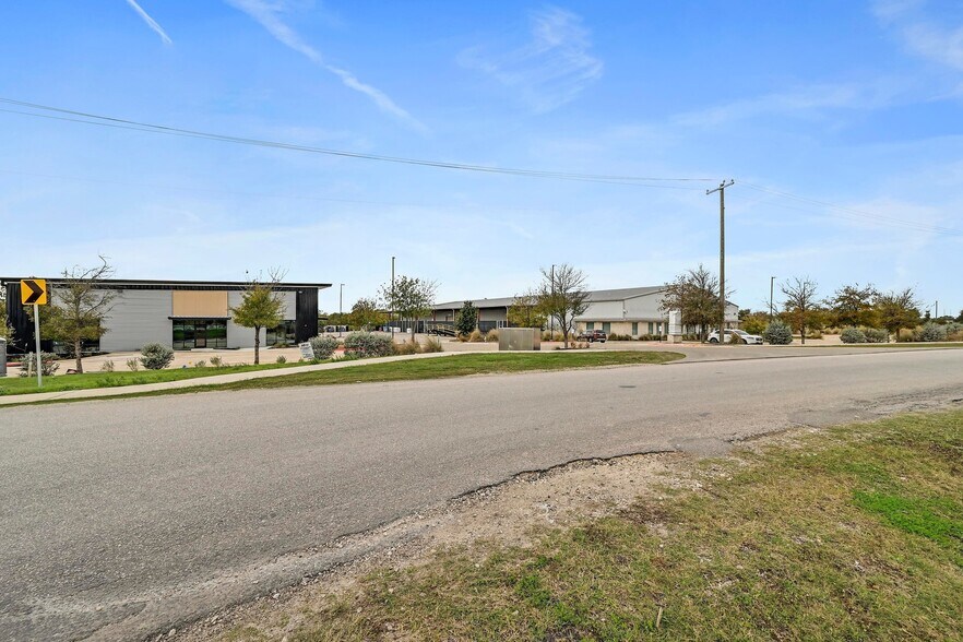 More Photos Of 300 Co Rd 199, Hutto Flex For Lease