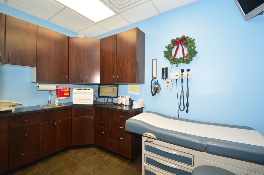 More Photos Of 272 W Park Ave, Long Beach Medical For Sale