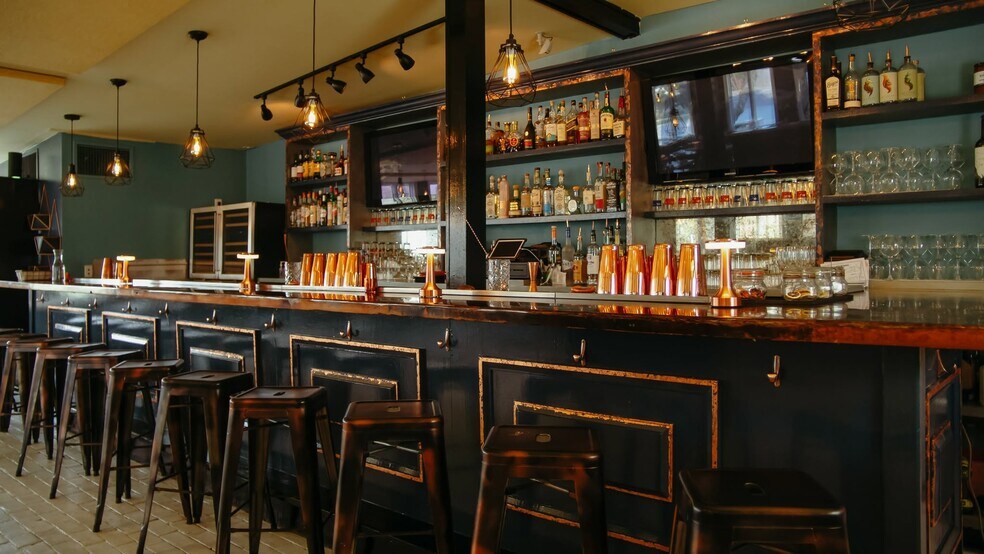 More Photos Of 17 S Edison St, Montauk Freestanding For Lease