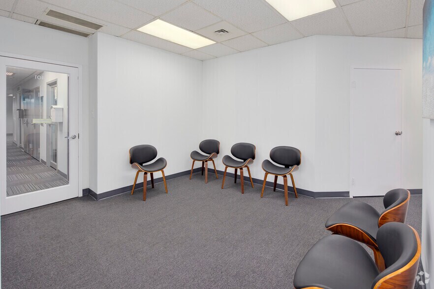 More Photos Of 205 S Whiting St, Alexandria Medical For Lease