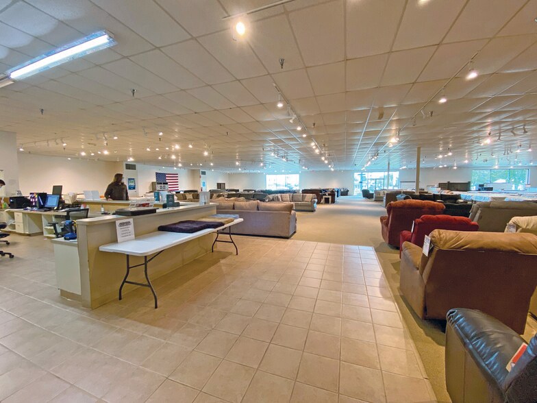 More Photos Of 2901 SE 14th St, Bentonville General Retail For Lease