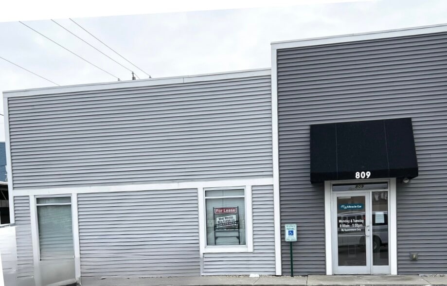 More Photos Of 809 Park Ave, Beaver Dam Office For Sale