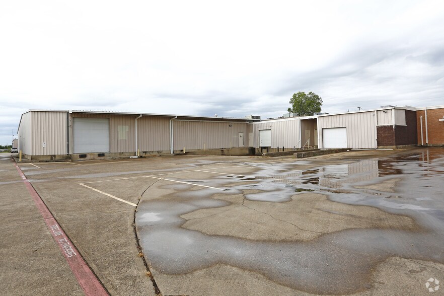 More Photos Of 300 S Kirby St, Garland Warehouse For Lease