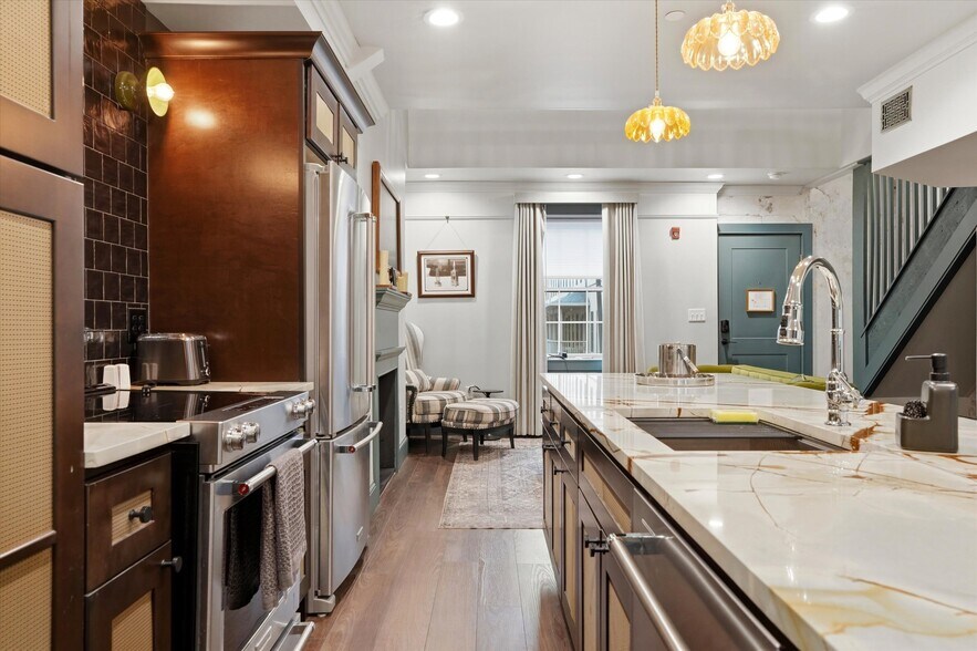 More Photos Of 140 N 2nd St, Philadelphia Hotel For Sale