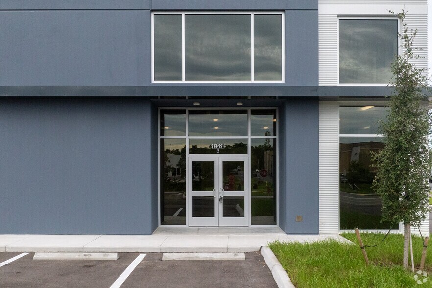 More Photos Of 14520 Global Pky, Fort Myers Warehouse For Lease