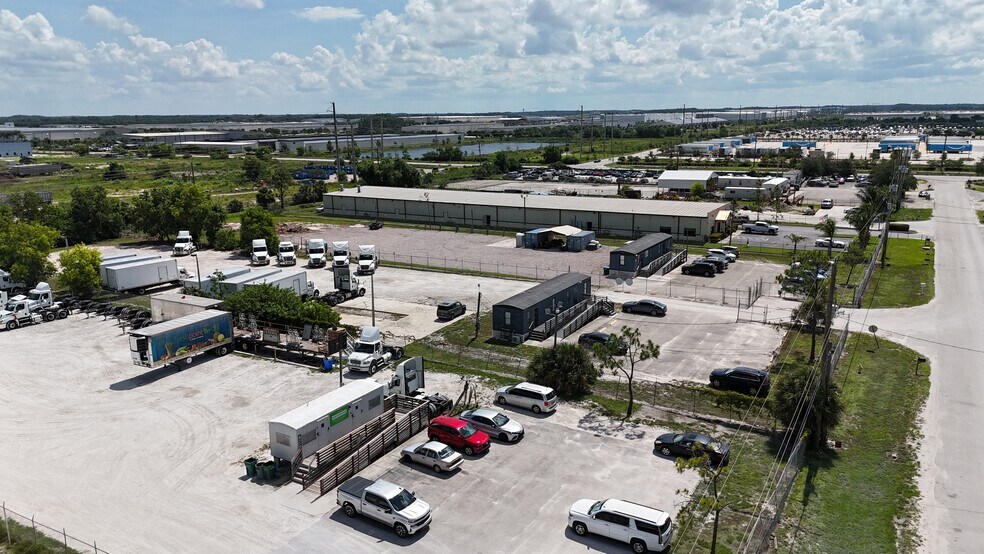 More Photos Of 8101 Mainline Pky, Fort Myers Warehouse For Lease