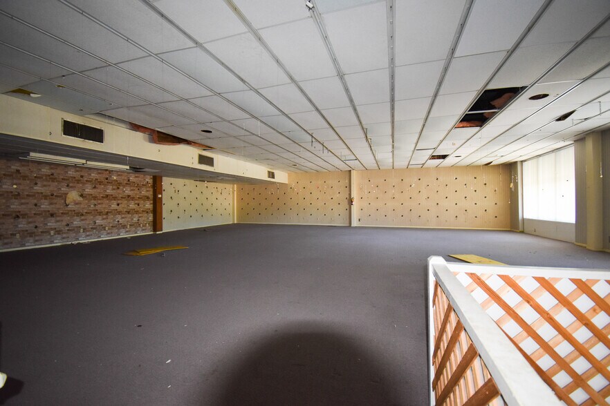 More Photos Of 3110 N Davis Hwy, Pensacola Showroom For Lease