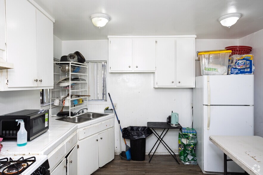 More Photos Of 533-535 W 75th St, Los Angeles Apartments For Sale