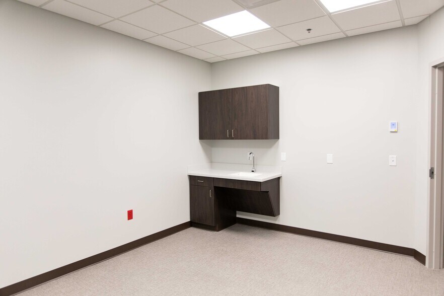More Photos Of 17030 Lakeside Hills Plz, Omaha Medical For Lease