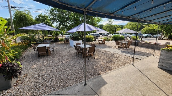 More Photos Of 302 Middle Rd, Blue Point Restaurant For Sale