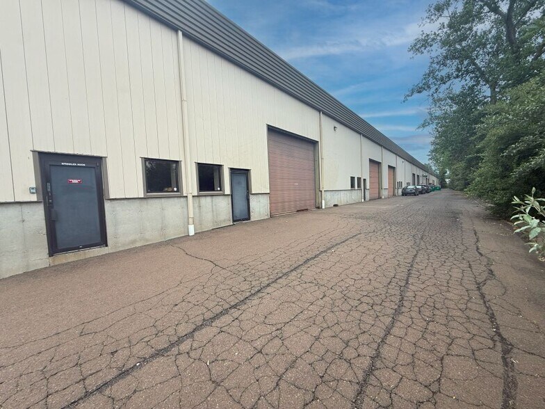 More Photos Of 78-98 Rebeschi Dr, North Haven Warehouse For Lease