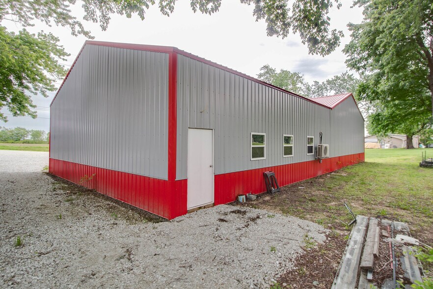 More Photos Of 405 Fulton St, White Hall Flex For Sale