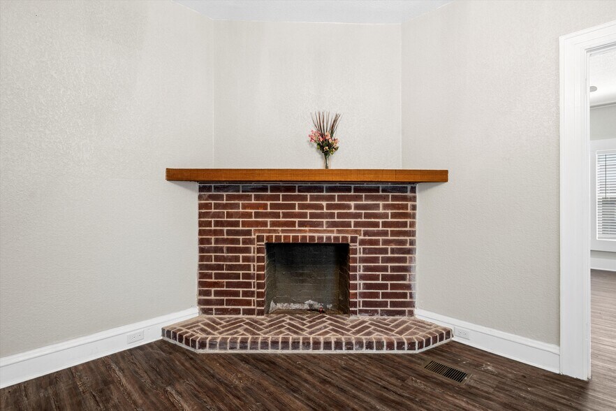 More Photos Of 1314 N 15th St, Waco General Retail For Sale