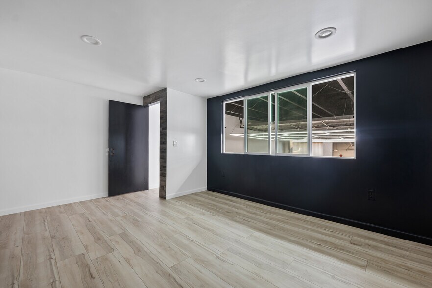 More Photos Of 20222-20230 Saticoy St, Winnetka Auto Repair For Lease