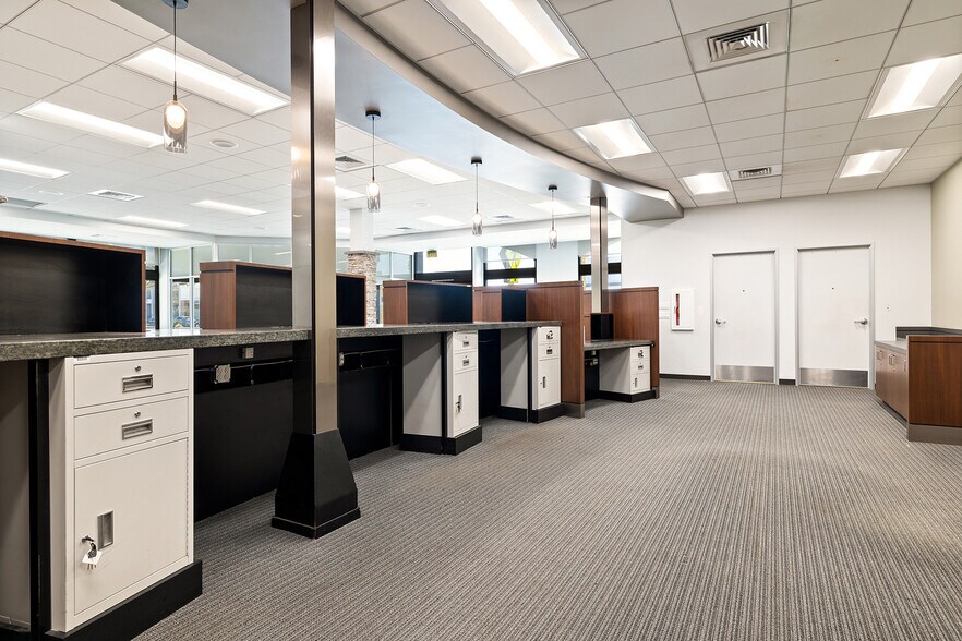 More Photos Of 2635 Wilshire Blvd, Santa Monica Bank For Lease