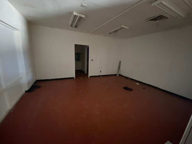 More Photos Of 1700 S K St, Tulare Storefront Retail Office For Lease