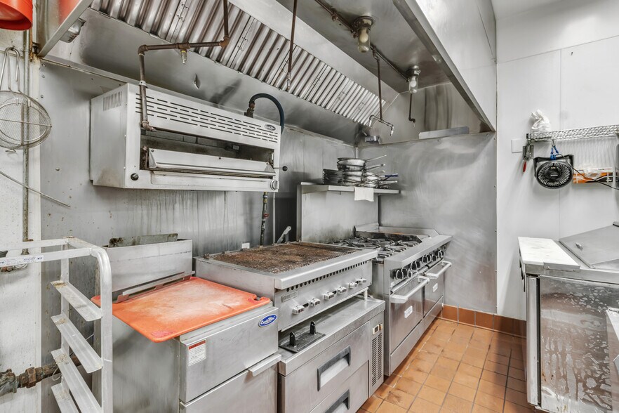 More Photos Of 33 S Carolina St, Hartwell Restaurant For Sale
