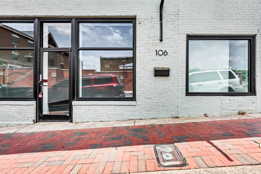 More Photos Of 106-N N 2nd St, Clarksville Freestanding For Lease