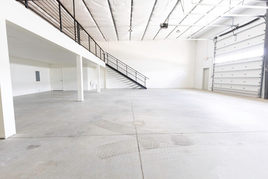 More Photos Of 11089 N US Highway 301, Oxford Light Manufacturing For Lease