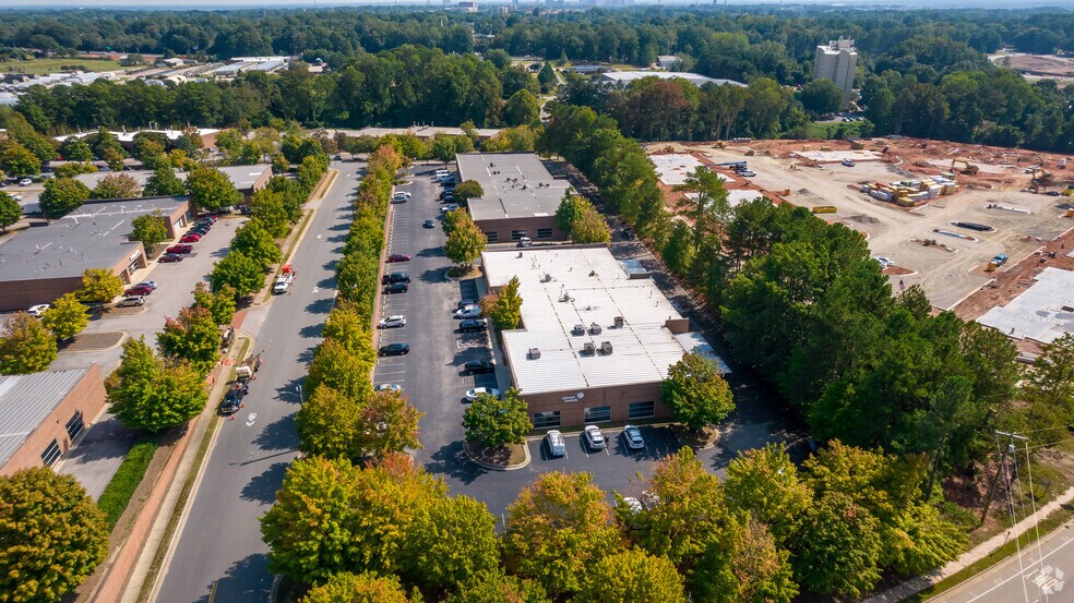 More Photos Of 633 Hutton St, Raleigh Showroom For Lease