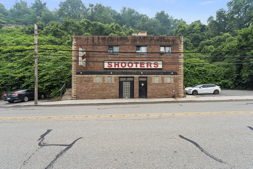 Primary Photo Of Island Avenue 1173-1175 Island Avenue, McKees Rocks Bar For Sale