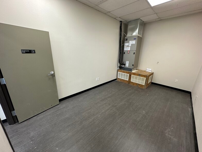 More Photos Of 800 S Locust St, Denton Storefront Retail Office For Lease