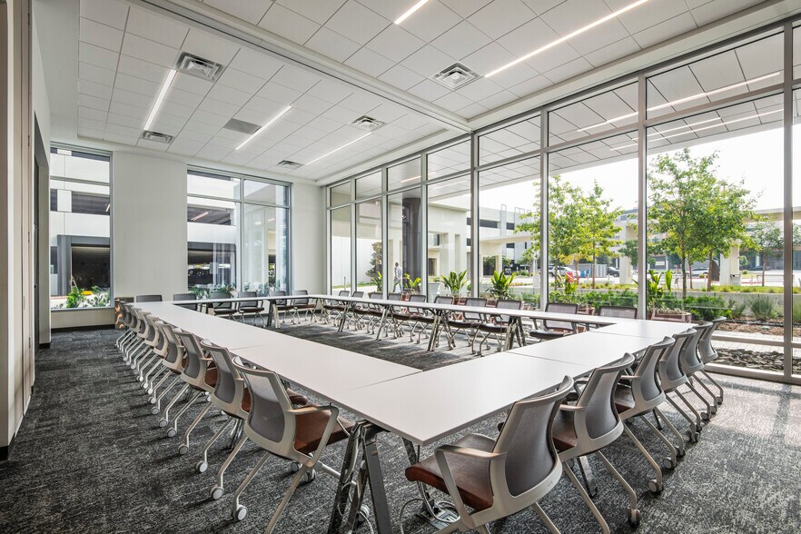 More Photos Of 950 W Bethany Dr, Allen Office For Lease