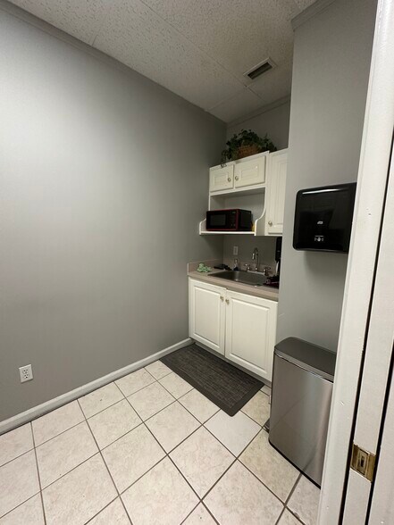 More Photos Of 2301 Park Ave, Orange Park Office For Lease