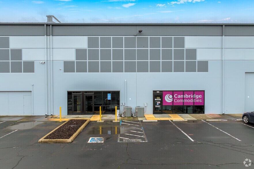 More Photos Of 3071 Venture Dr, Lincoln Warehouse For Lease