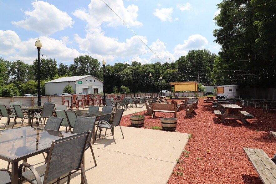 More Photos Of 92 E Michigan Ave, Galesburg Freestanding For Sale
