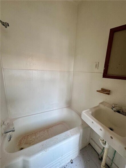 More Photos Of 230 E Main St, Palmyra General Retail For Sale